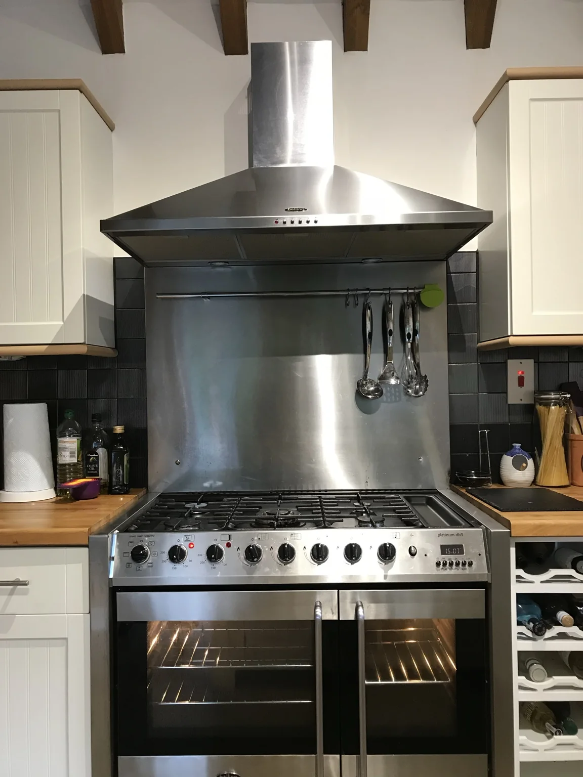 Detailed property inventory photograph of kitchen range cooker